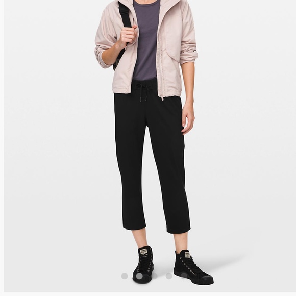 On the Fly Crop 23” *Woven* - Picture 2 of 6